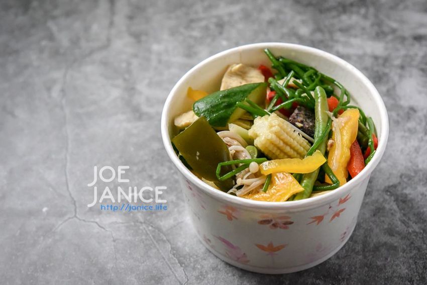 中壢夜市美食【雞老闆 手撕鹽水雞】 80元蔬菜任你裝滿滿 - 潔妮食旅生活