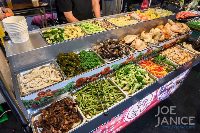 中壢夜市美食【雞老闆 手撕鹽水雞】 80元蔬菜任你裝滿滿 - 潔妮食旅生活