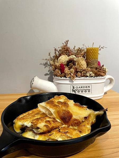 台北新店│A%26;J Brunch燕覺早午餐 超厲害的牛肉漢堡餡料酥脆蛋餅-三種起司蛋餅 台北新店│A%26;J Brunch燕覺早午餐 超厲害的牛肉漢堡餡料酥脆蛋餅-三種起司蛋餅