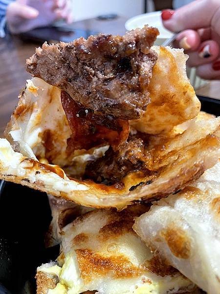 台北新店│A%26;J Brunch燕覺早午餐 超厲害的牛肉漢堡餡料酥脆蛋餅-美式燒烤培根牛蛋餅 台北新店│A%26;J Brunch燕覺早午餐 超厲害的牛肉漢堡餡料酥脆蛋餅-美式燒烤培根牛蛋餅