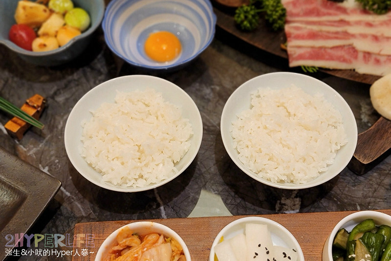 超狂和牛專門店！使用日本冠軍和牛，肉七海雙人套餐CP高，極厚和牛舌太美味啦～大包廂裡竟然還有專屬KTV空間！