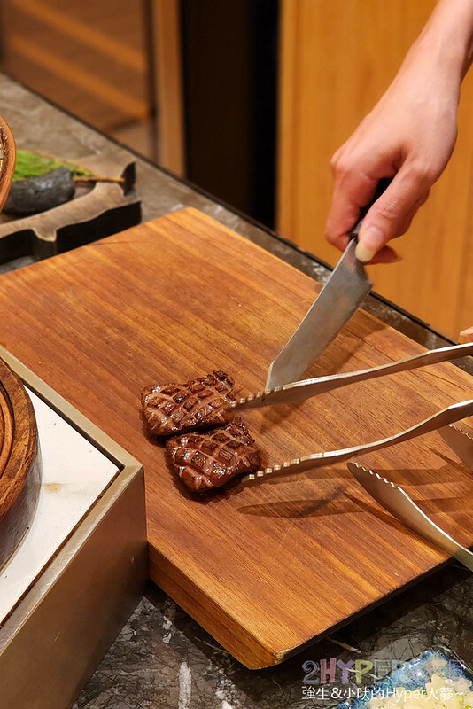 超狂和牛專門店！使用日本冠軍和牛，肉七海雙人套餐CP高，極厚和牛舌太美味啦～大包廂裡竟然還有專屬KTV空間！