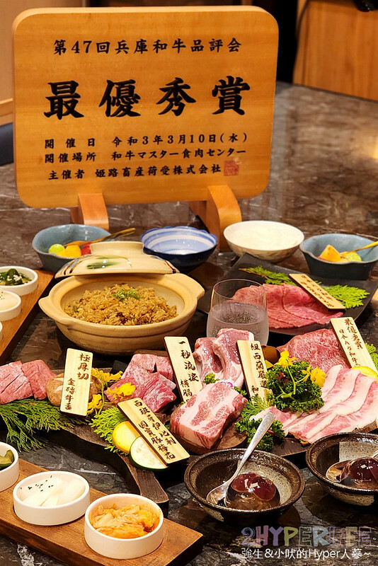 超狂和牛專門店！使用日本冠軍和牛，肉七海雙人套餐CP高，極厚和牛舌太美味啦～大包廂裡竟然還有專屬KTV空間！