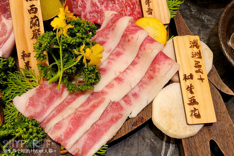 超狂和牛專門店！使用日本冠軍和牛，肉七海雙人套餐CP高，極厚和牛舌太美味啦～大包廂裡竟然還有專屬KTV空間！