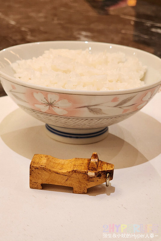 超狂和牛專門店！使用日本冠軍和牛，肉七海雙人套餐CP高，極厚和牛舌太美味啦～大包廂裡竟然還有專屬KTV空間！