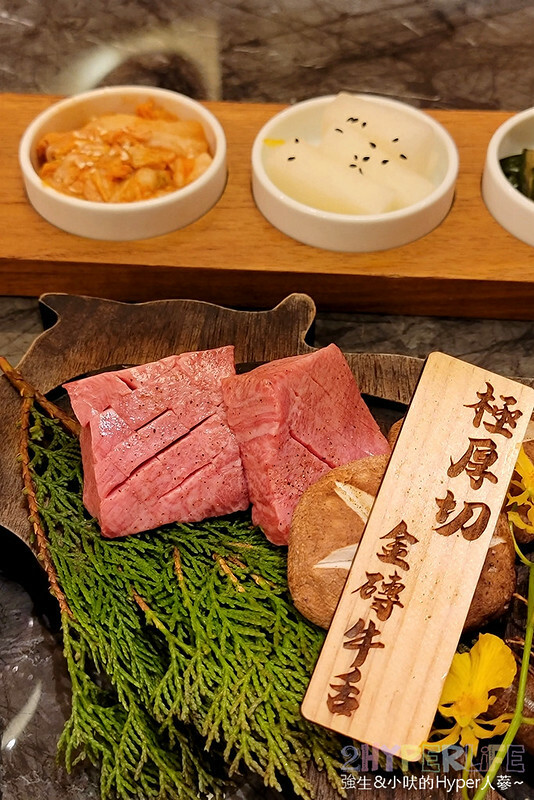 超狂和牛專門店！使用日本冠軍和牛，肉七海雙人套餐CP高，極厚和牛舌太美味啦～大包廂裡竟然還有專屬KTV空間！