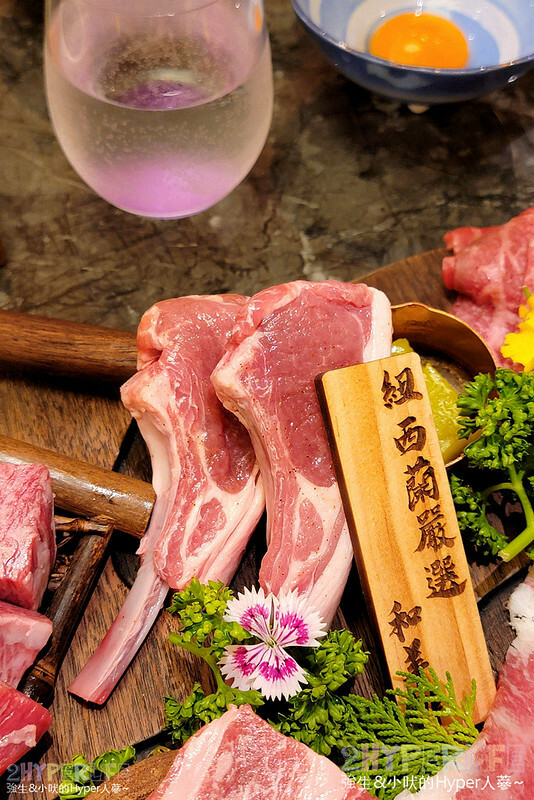 超狂和牛專門店！使用日本冠軍和牛，肉七海雙人套餐CP高，極厚和牛舌太美味啦～大包廂裡竟然還有專屬KTV空間！