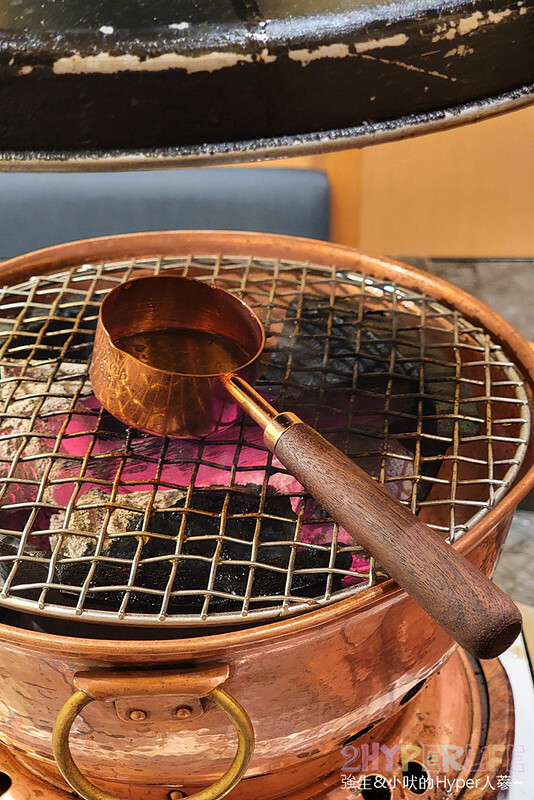 超狂和牛專門店！使用日本冠軍和牛，肉七海雙人套餐CP高，極厚和牛舌太美味啦～大包廂裡竟然還有專屬KTV空間！