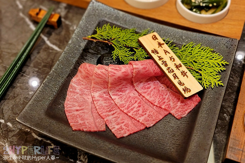 超狂和牛專門店！使用日本冠軍和牛，肉七海雙人套餐CP高，極厚和牛舌太美味啦～大包廂裡竟然還有專屬KTV空間！