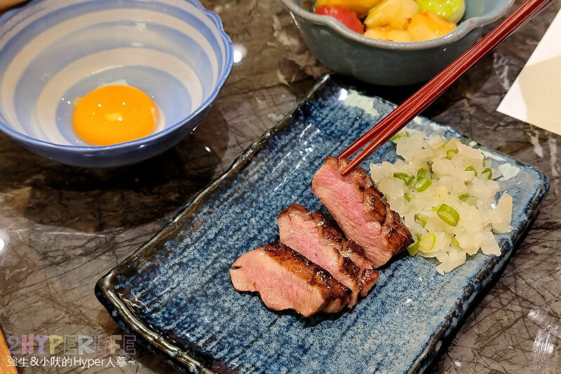 超狂和牛專門店！使用日本冠軍和牛，肉七海雙人套餐CP高，極厚和牛舌太美味啦～大包廂裡竟然還有專屬KTV空間！