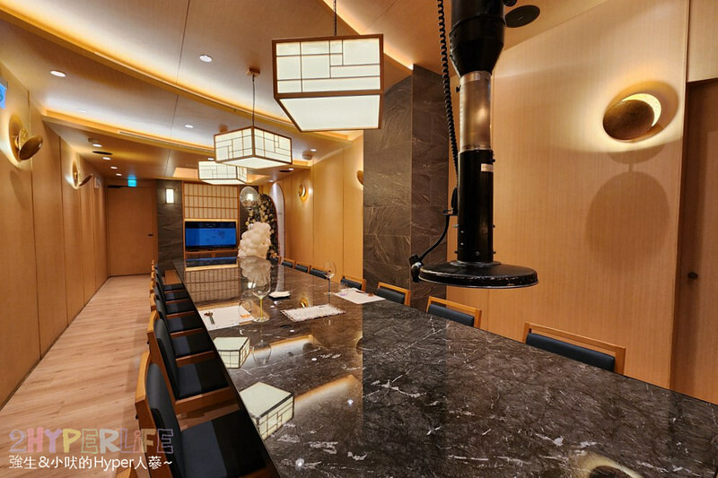 超狂和牛專門店！使用日本冠軍和牛，肉七海雙人套餐CP高，極厚和牛舌太美味啦～大包廂裡竟然還有專屬KTV空間！