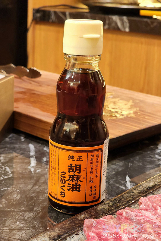 超狂和牛專門店！使用日本冠軍和牛，肉七海雙人套餐CP高，極厚和牛舌太美味啦～大包廂裡竟然還有專屬KTV空間！