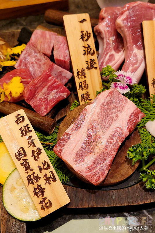 超狂和牛專門店！使用日本冠軍和牛，肉七海雙人套餐CP高，極厚和牛舌太美味啦～大包廂裡竟然還有專屬KTV空間！