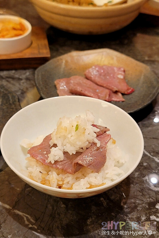 超狂和牛專門店！使用日本冠軍和牛，肉七海雙人套餐CP高，極厚和牛舌太美味啦～大包廂裡竟然還有專屬KTV空間！