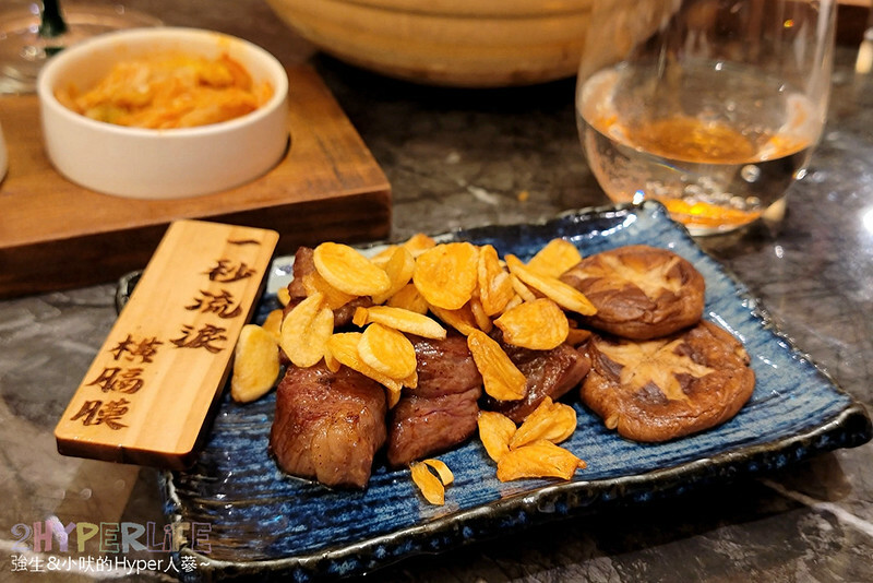 超狂和牛專門店！使用日本冠軍和牛，肉七海雙人套餐CP高，極厚和牛舌太美味啦～大包廂裡竟然還有專屬KTV空間！