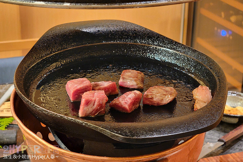 超狂和牛專門店！使用日本冠軍和牛，肉七海雙人套餐CP高，極厚和牛舌太美味啦～大包廂裡竟然還有專屬KTV空間！