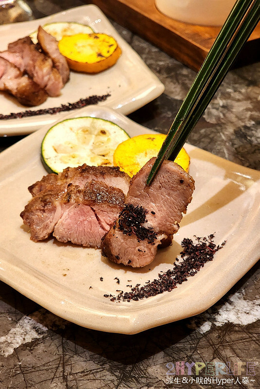 超狂和牛專門店！使用日本冠軍和牛，肉七海雙人套餐CP高，極厚和牛舌太美味啦～大包廂裡竟然還有專屬KTV空間！