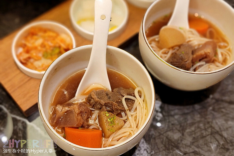 超狂和牛專門店！使用日本冠軍和牛，肉七海雙人套餐CP高，極厚和牛舌太美味啦～大包廂裡竟然還有專屬KTV空間！