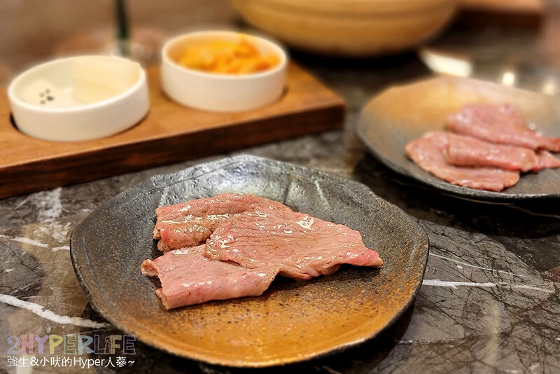 超狂和牛專門店！使用日本冠軍和牛，肉七海雙人套餐CP高，極厚和牛舌太美味啦～大包廂裡竟然還有專屬KTV空間！