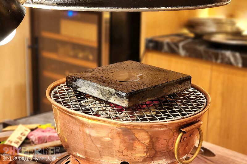 超狂和牛專門店！使用日本冠軍和牛，肉七海雙人套餐CP高，極厚和牛舌太美味啦～大包廂裡竟然還有專屬KTV空間！