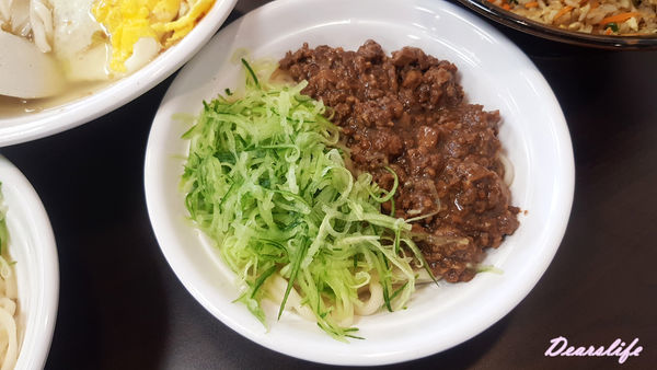 【新竹．東區】嫚饗麵食館ManXian｜傳統口味 獨家改良的平價美食｜餛飩麵、滑蛋咖哩、各式炒飯｜近清交、竹科、好事多