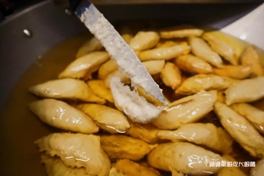 新竹城隍廟美食推薦！炸蛋旗魚黑輪，手工現做現炸外酥內Q！下午茶外送賣完為止