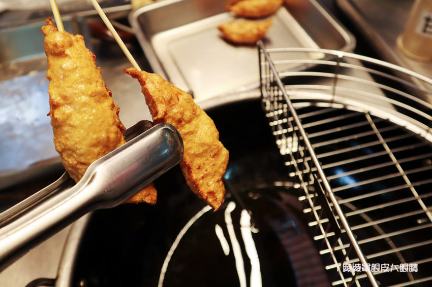 新竹城隍廟美食推薦！炸蛋旗魚黑輪，手工現做現炸外酥內Q！下午茶外送賣完為止