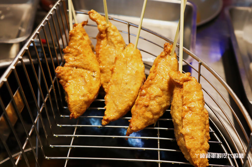 新竹城隍廟美食推薦！炸蛋旗魚黑輪，手工現做現炸外酥內Q！下午茶外送賣完為止