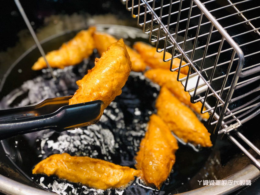 新竹城隍廟美食推薦！炸蛋旗魚黑輪，手工現做現炸外酥內Q！下午茶外送賣完為止