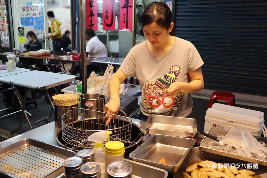 新竹城隍廟美食推薦！炸蛋旗魚黑輪，手工現做現炸外酥內Q！下午茶外送賣完為止