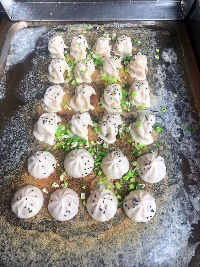 台南學甲美食【邵師傅薄皮生煎湯包】你吃過臭豆腐湯包嗎!? 口味選擇高達17種 平價又美味的傳統小吃 台南美食l慈濟宮美食 | 小白只饗ㄔ美食