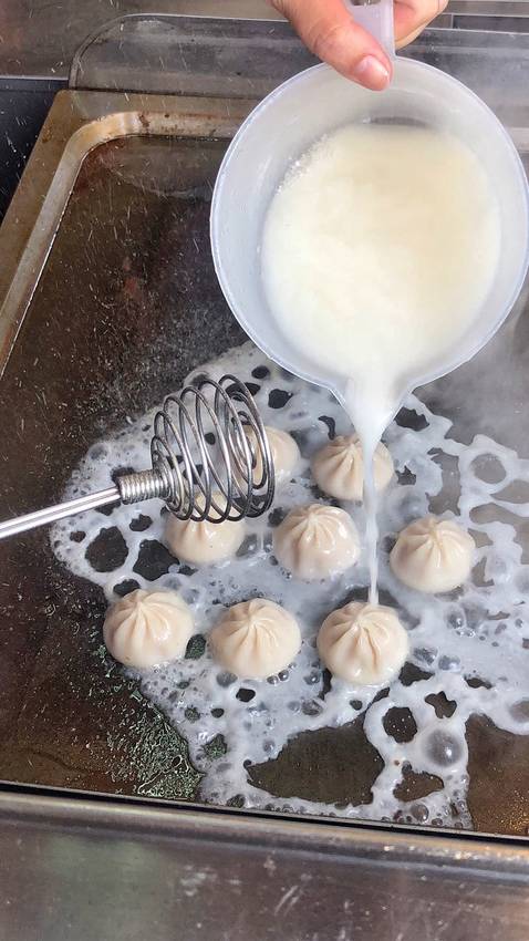 台南學甲美食【邵師傅薄皮生煎湯包】你吃過臭豆腐湯包嗎!? 口味選擇高達17種 平價又美味的傳統小吃 台南美食l慈濟宮美食 | 小白只饗ㄔ美食