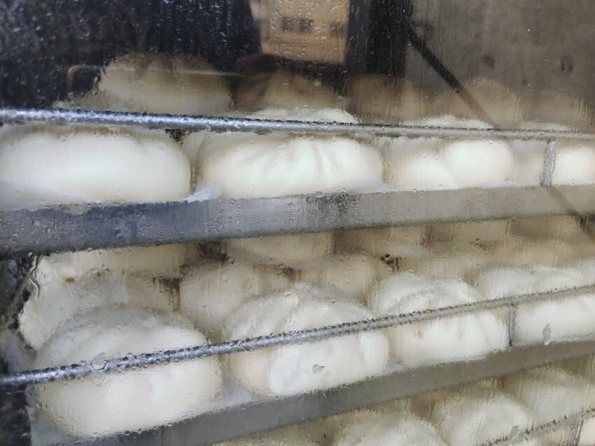 【台中大肚】品香手工肉包．超大顆蛋黃肉包推薦!加辣醬更美味!