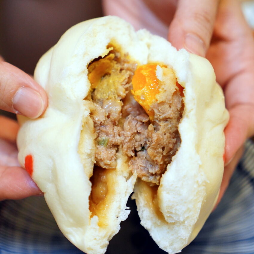 【台中大肚】品香手工肉包．超大顆蛋黃肉包推薦!加辣醬更美味!