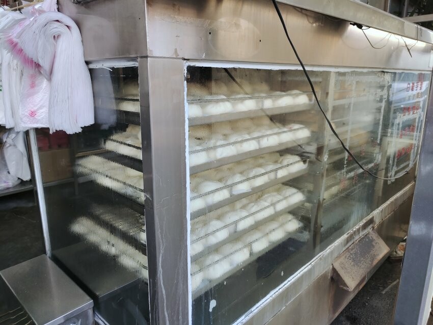 【台中大肚】品香手工肉包．超大顆蛋黃肉包推薦!加辣醬更美味!