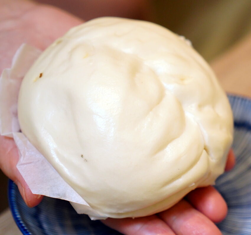 【台中大肚】品香手工肉包．超大顆蛋黃肉包推薦!加辣醬更美味!