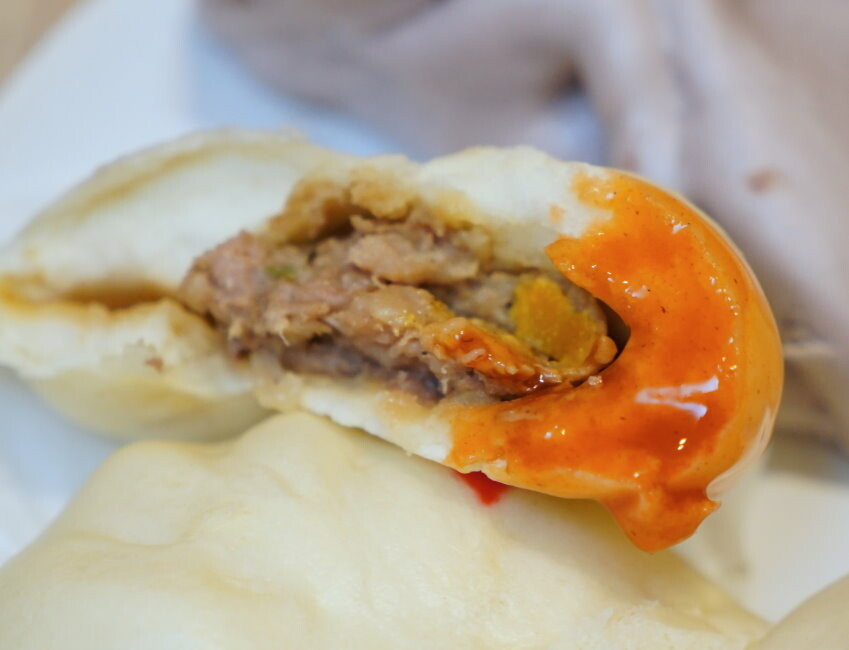 【台中大肚】品香手工肉包．超大顆蛋黃肉包推薦!加辣醬更美味!