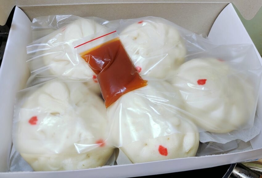 【台中大肚】品香手工肉包．超大顆蛋黃肉包推薦!加辣醬更美味!