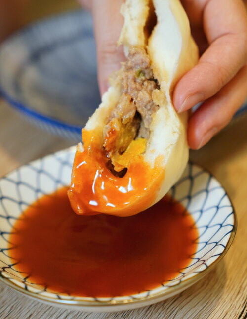 【台中大肚】品香手工肉包．超大顆蛋黃肉包推薦!加辣醬更美味!