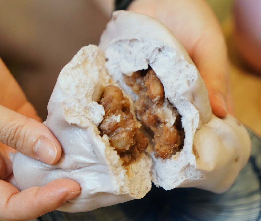 【台中大肚】品香手工肉包．超大顆蛋黃肉包推薦!加辣醬更美味!