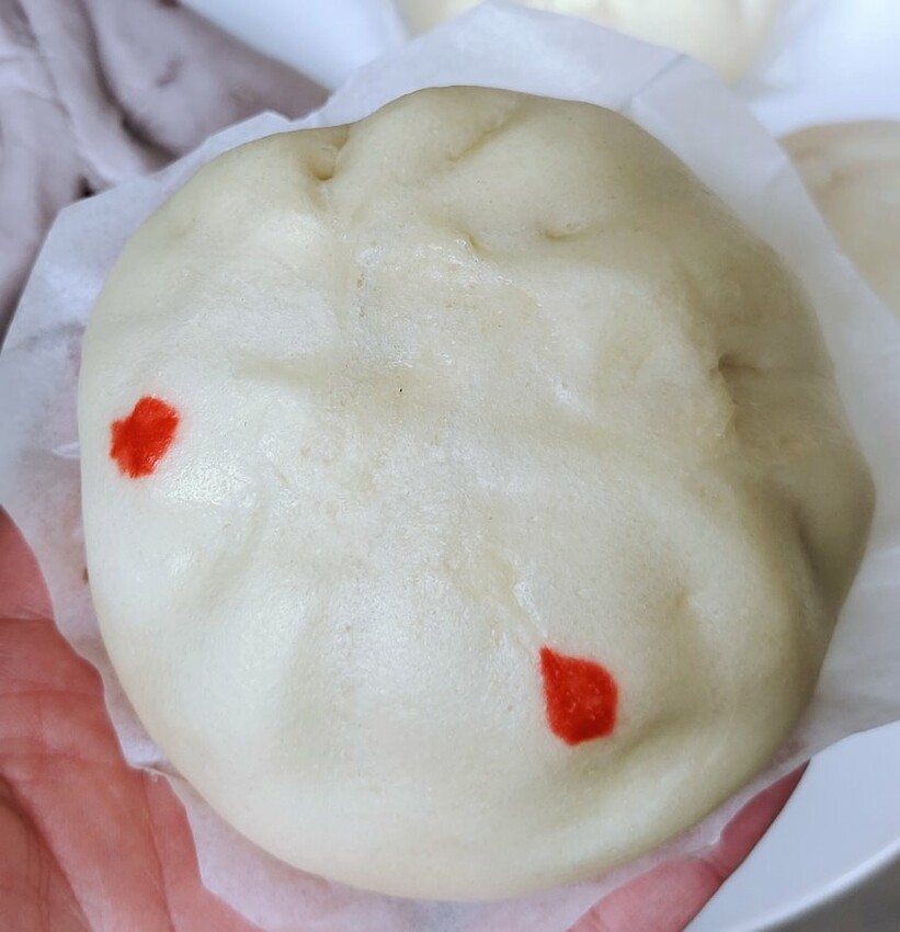 【台中大肚】品香手工肉包．超大顆蛋黃肉包推薦!加辣醬更美味!