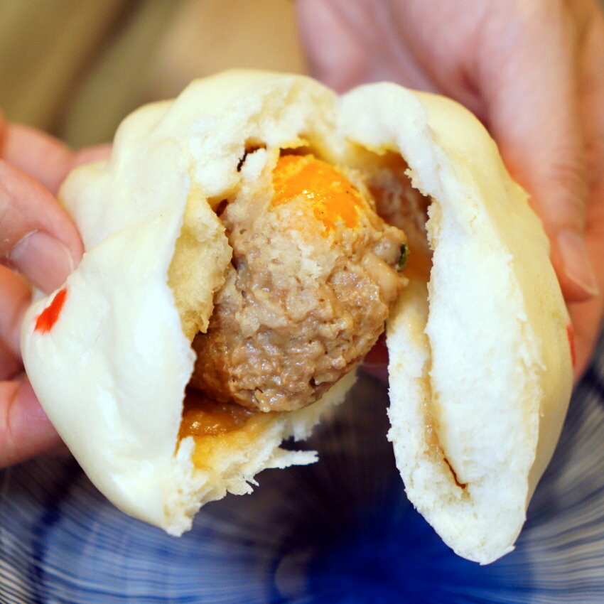 【台中大肚】品香手工肉包．超大顆蛋黃肉包推薦!加辣醬更美味!