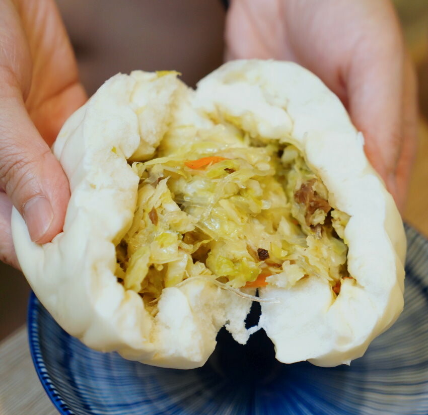 【台中大肚】品香手工肉包．超大顆蛋黃肉包推薦!加辣醬更美味!