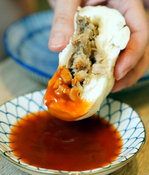 【台中大肚】品香手工肉包．超大顆蛋黃肉包推薦!加辣醬更美味!