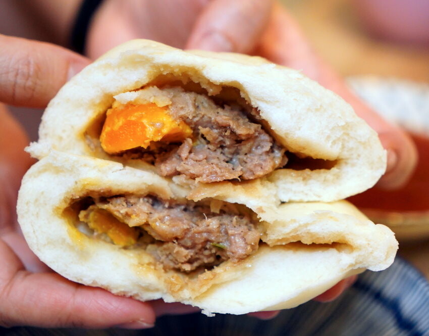 【台中大肚】品香手工肉包．超大顆蛋黃肉包推薦!加辣醬更美味!