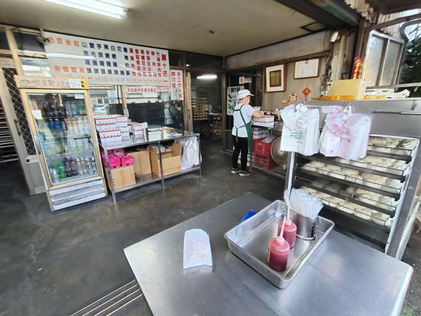 【台中大肚】品香手工肉包．超大顆蛋黃肉包推薦!加辣醬更美味!