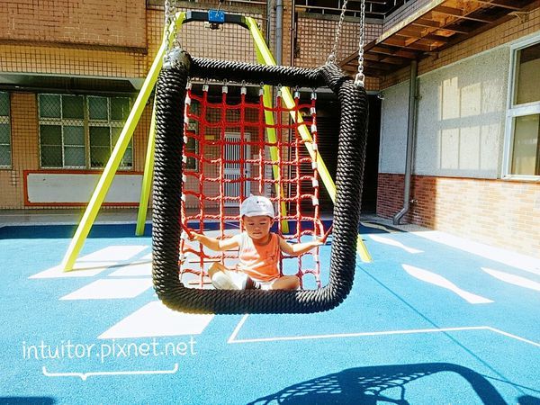 大觀國小雞腿寶玩溜索.jpg