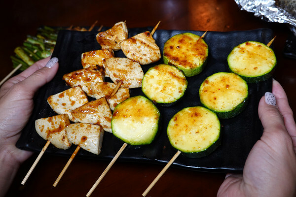 台北市文山區原塊肉自製醬料串燒台北居酒屋-師大學生最愛的雞老闆萬隆店，壽星免費送烤雞、學生399吃機、清梅酒無限暢飲方案