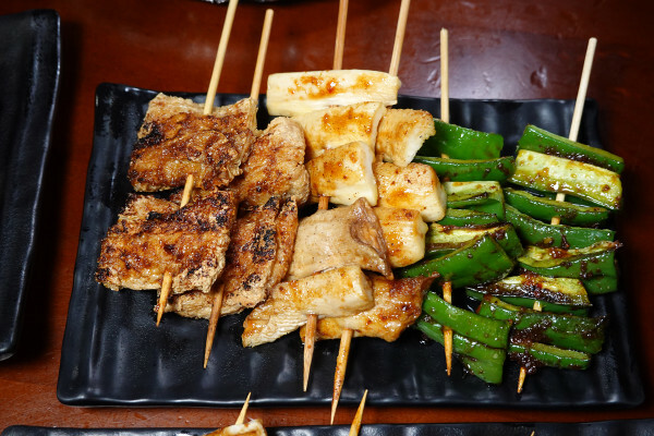 台北市文山區原塊肉自製醬料串燒台北居酒屋-師大學生最愛的雞老闆萬隆店，壽星免費送烤雞、學生399吃機、清梅酒無限暢飲方案