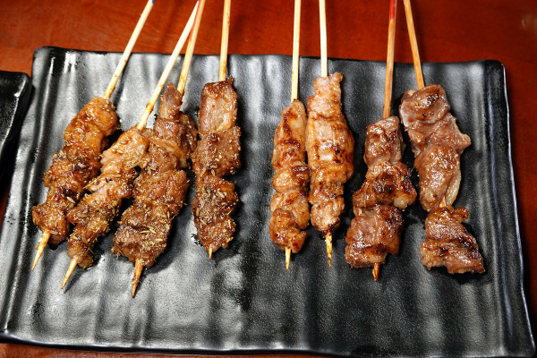 台北市文山區原塊肉自製醬料串燒台北居酒屋-師大學生最愛的雞老闆萬隆店，壽星免費送烤雞、學生399吃機、清梅酒無限暢飲方案